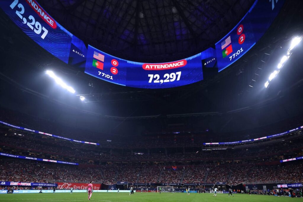 Party atmosphere does little to give USMNT home advantage, unlike for Mexico