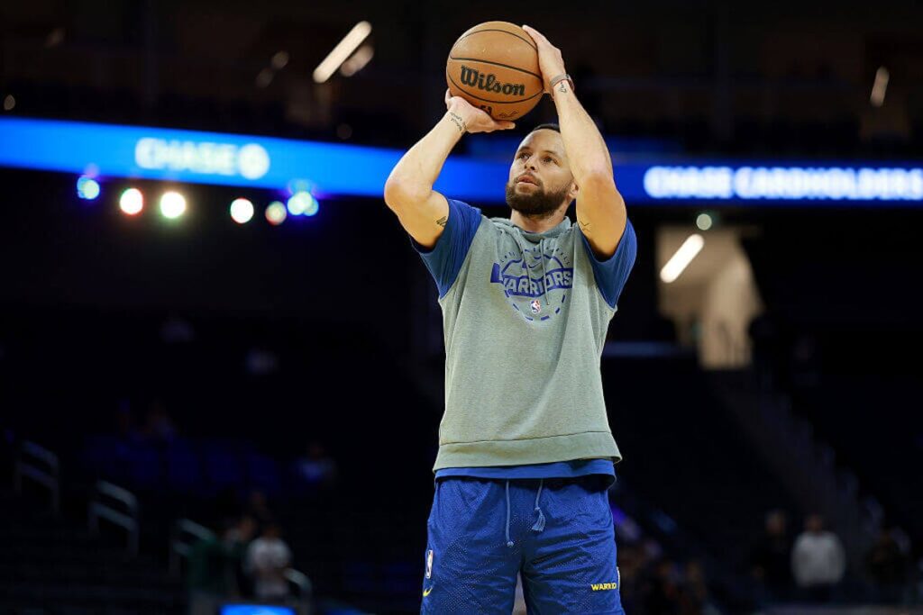 Steph Curry returns to Warriors on minutes restriction as team eyes postseason push